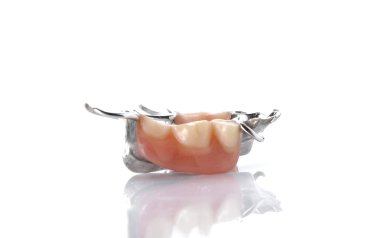 Takma diş beyaz arka plan üzerinde.