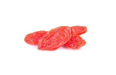 beyaz arkaplanda goji üzümü.