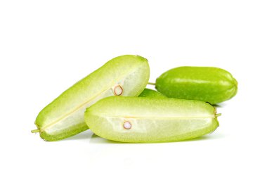 Averrhoa bilimbi beyaz arka plan üzerinde.