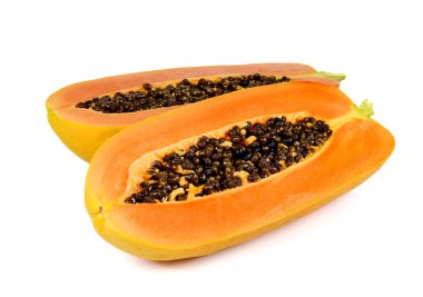 Papaya beyaz arka plan üzerinde ikiye ayırmak.