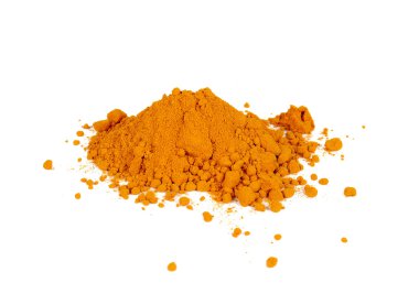 Beyaz arkaplanda zerdeçal tozu.