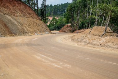 Yol yapımı, toprak yol, yeni yol yüzeyi.