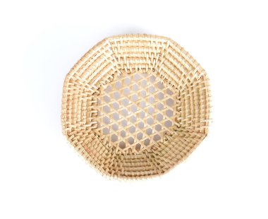 Beyaz arka plan üzerinde ahşap sepet örgüsü.