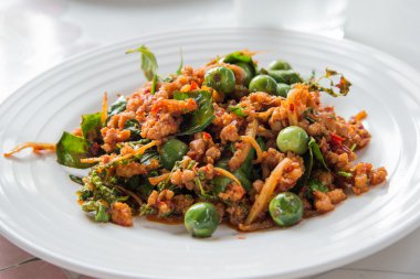 Baharatlı kızarmış timsah eti, baharatlı, timsah eti.