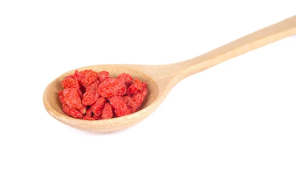 Goji Berry, Cuchara de madera sobre fondo blanco . — Foto de Stock