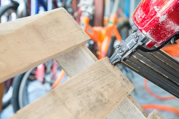 Nagelpistole als Stuhl für Holzpaletten. — Stockfoto