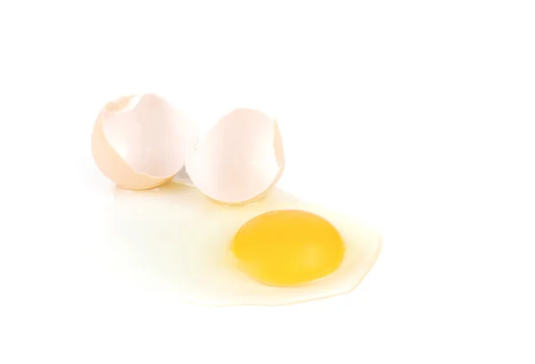 白い背景の上のひびが入った卵の卵が壊れて、. — ストック写真