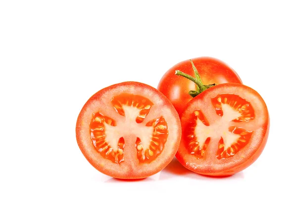 Tomates cortados metade, tomates bolas cheias no fundo branco . — Fotografia de Stock