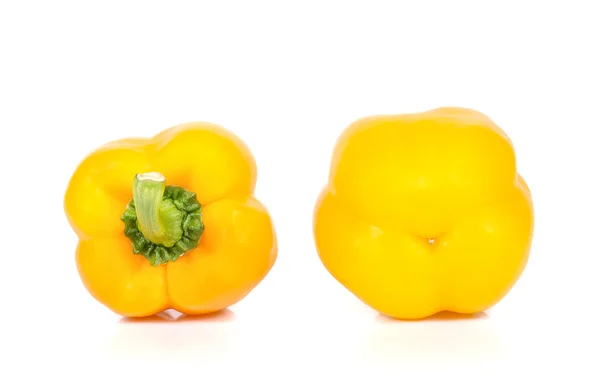 Gelbe Paprika geschnitten Stücke auf weißem Hintergrund. — Stockfoto