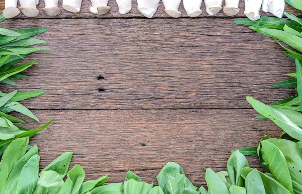 Lechuga, Gloria de la mañana, Setas sobre fondo de madera . — Foto de Stock