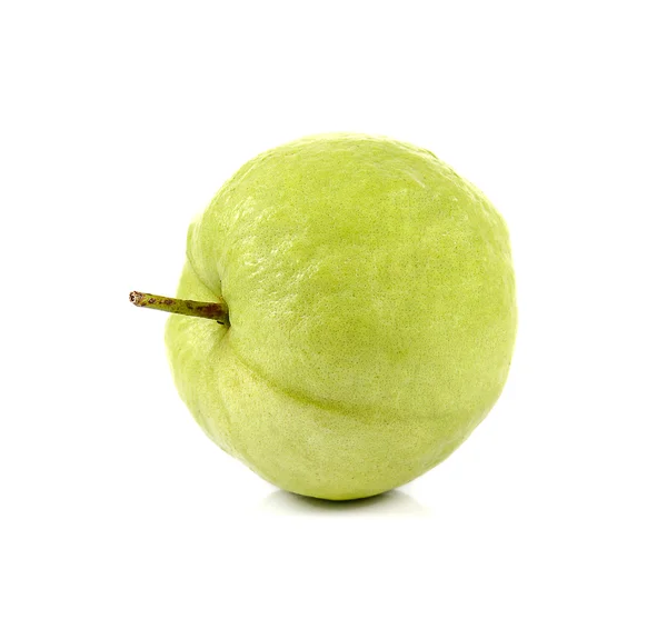 Één Guava op witte achtergrond. — Stockfoto