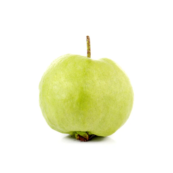 Één Guava op witte achtergrond. — Stockfoto