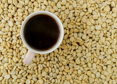 Kahve çekirdekleri arka plan, kahve fincanı, üstten görünüm.