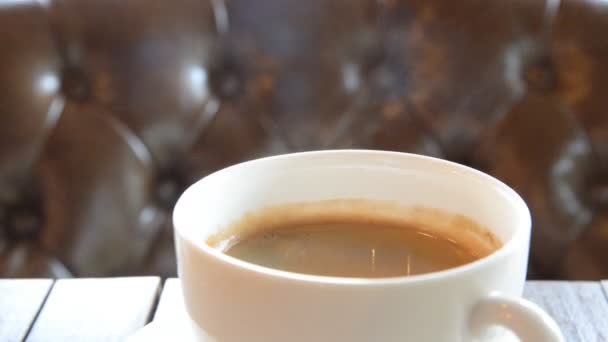 Café chaud avec fumée, tasse de café blanc avec fumée .