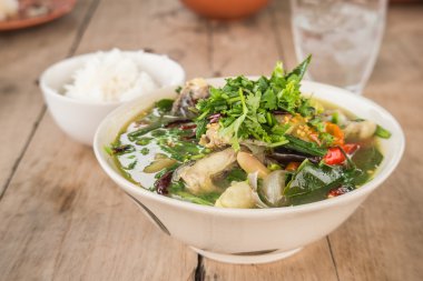 Ahşap zemin üzerinde Choy, sebze köri pirinç köri.