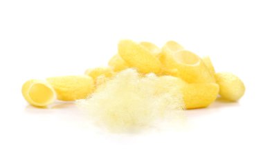 Koza, ipek beyaz arka plan üzerinde.