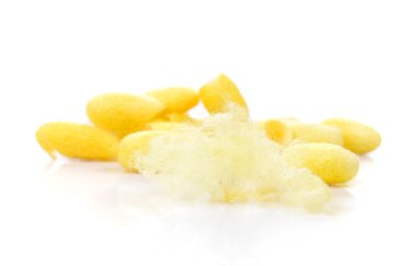 Koza, ipek beyaz arka plan üzerinde.