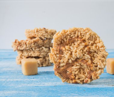 Hindistan cevizi şeker, küp şeker, pirinç kraker mavi zemin üzerine.