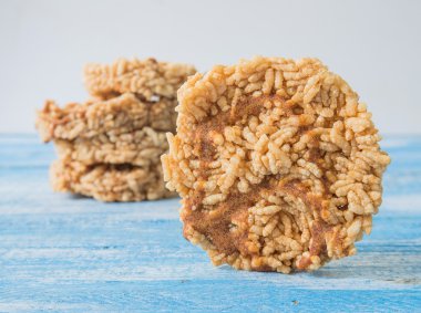 Pirinç kraker mavi ahşap zemin üzerinde.