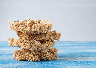 Pirinç kraker mavi ahşap zemin üzerinde.