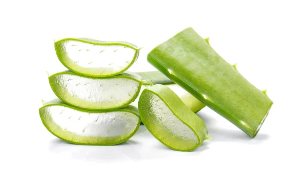 Aloe Vera, Aloe Vera řez kousků na bílém pozadí. — Stock fotografie