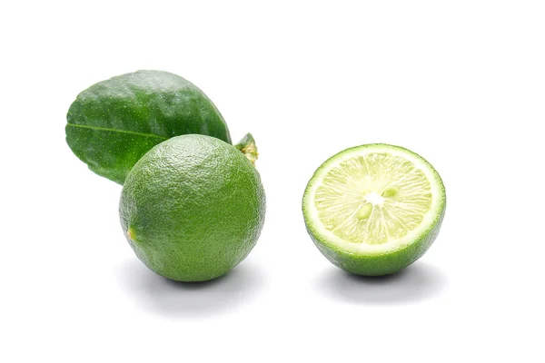 Πράσινα λεμόνια, λεμόνια κομμένα κομμάτια σε άσπρο φόντο. — Φωτογραφία Αρχείου