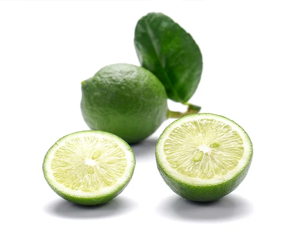 Limones verdes, Limones trozos cortados sobre fondo blanco . — Foto de Stock