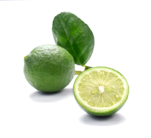 Limones verdes, Limones trozos cortados sobre fondo blanco . — Foto de Stock