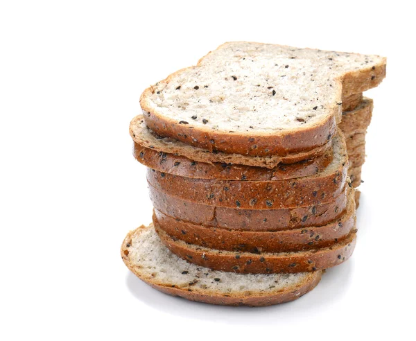 Scheibe Brot, Sesambrot auf weißem Hintergrund. — Stockfoto