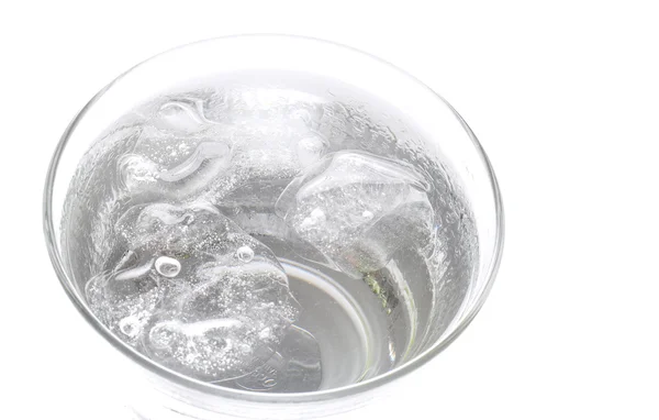 하얀 배경에 얼음이 있는 물 잔. — 스톡 사진