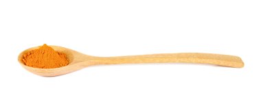 Beyaz arka planda tahta kaşıkta zerdeçal tozu.