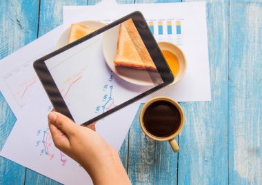 Elinde, tost, tatlım, kahve fincanı, grafik veri analysi tablet