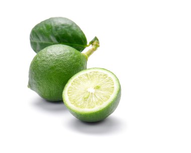 Yeşil limon, limon kesilmiş parçalar beyaz arka plan üzerinde.