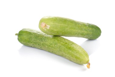 beyaz zemin üzerine iki salatalık.