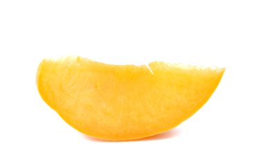 Sarı şeftali, şeftali kesme adet beyaz arka plan üzerinde.