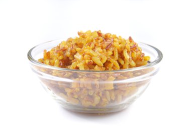 Zerdeçal pirinç beyaz zemin üzerine cam kapta.