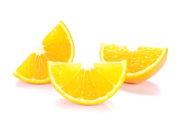 Pedaços de corte laranja fresco no fundo branco . — Fotografia de Stock