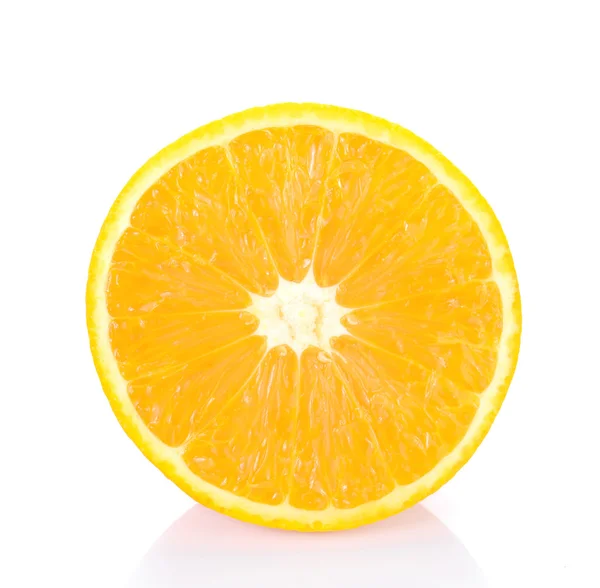 新鲜的橙白色背景上切块. — 图库照片