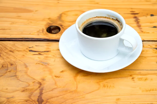 Tasse à café blanche sur sol en bois . — Photo
