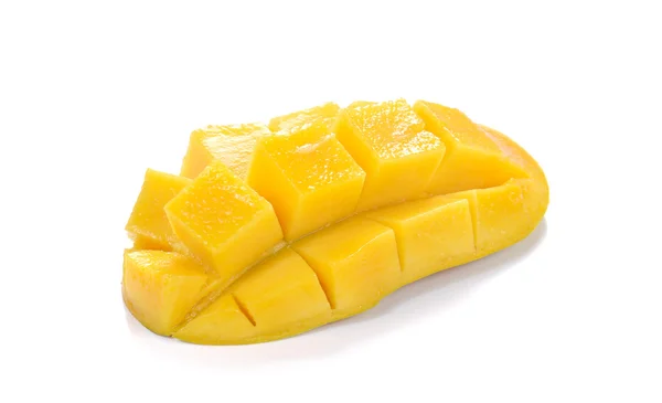 Tranche de mangue coupée en cubes sur fond blanc . — Photo