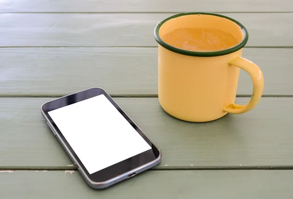 Vit skärm Smart phone på träbord, glas vatten som — Stockfoto