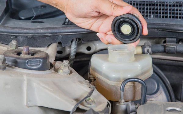 Check brake fluid inlet,Car maintenance,Check  car yourself,Chec