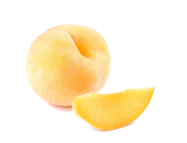 Yellow peach,Peach cut pieces on white background. — Stock Photo, Image