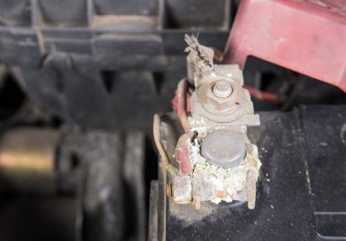 Terminal üzerinde araba pili korozyon, kirli pil terminalleri. (Befor