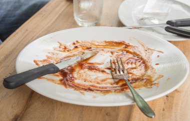 Kir plaka, plaka spagetti kirli çatal bıçak takımı ahşap tablo.