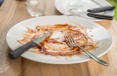 Kir plaka, plaka spagetti kirli çatal bıçak takımı ahşap tablo.