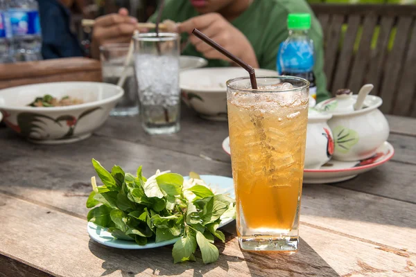 Glas Tamarindensaft mit Eis auf Holztisch — Stockfoto