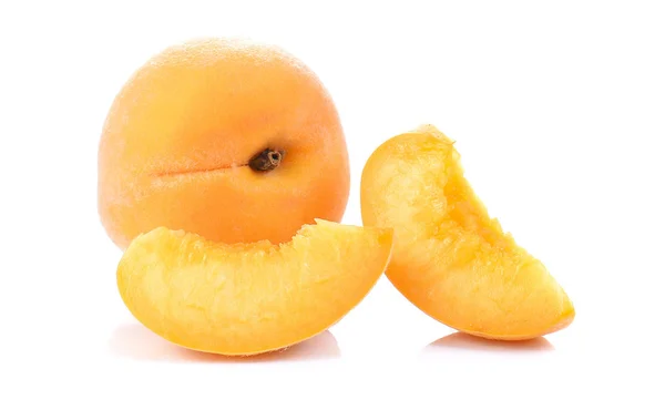 Yellow peach,Peach cut pieces  on white background. — Stock Photo, Image