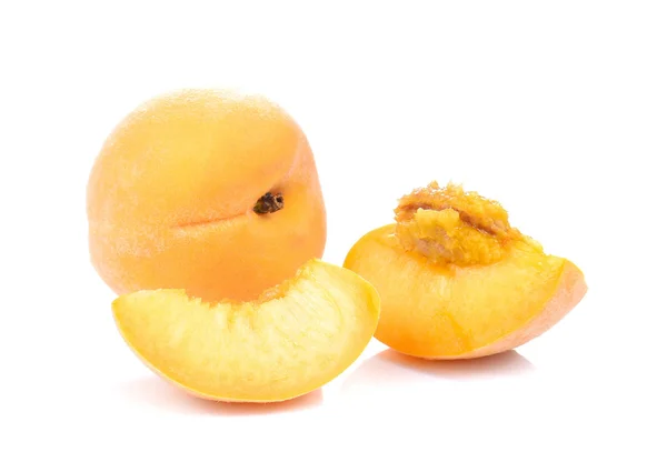 Yellow peach brzoskwinia pocięte kawałki na białym tle. — Zdjęcie stockowe