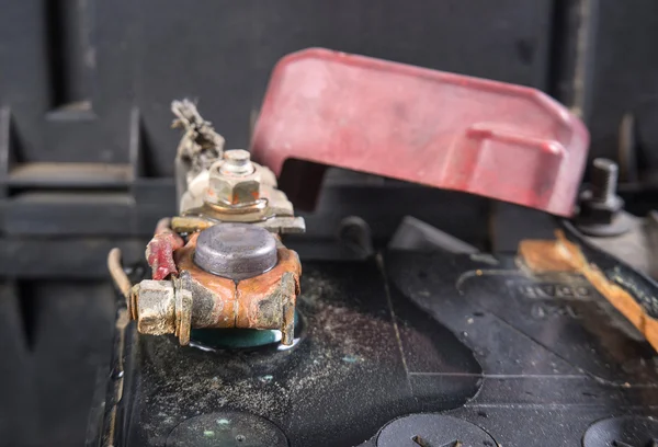 Limpe os terminais da bateria do carro após a limpeza com água quente. (Depois — Fotografia de Stock
